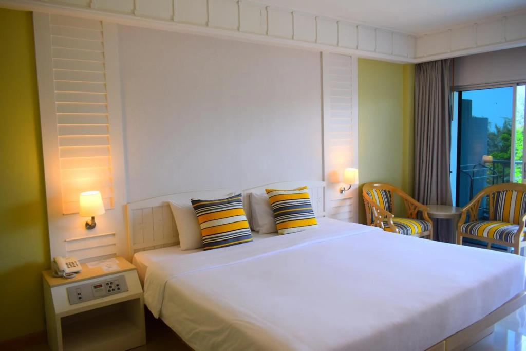 Seapine Beach Golf and Resort Hua Hin 3*