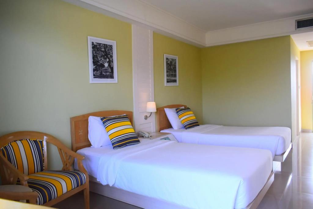 Seapine Beach Golf and Resort Hua Hin 3*
