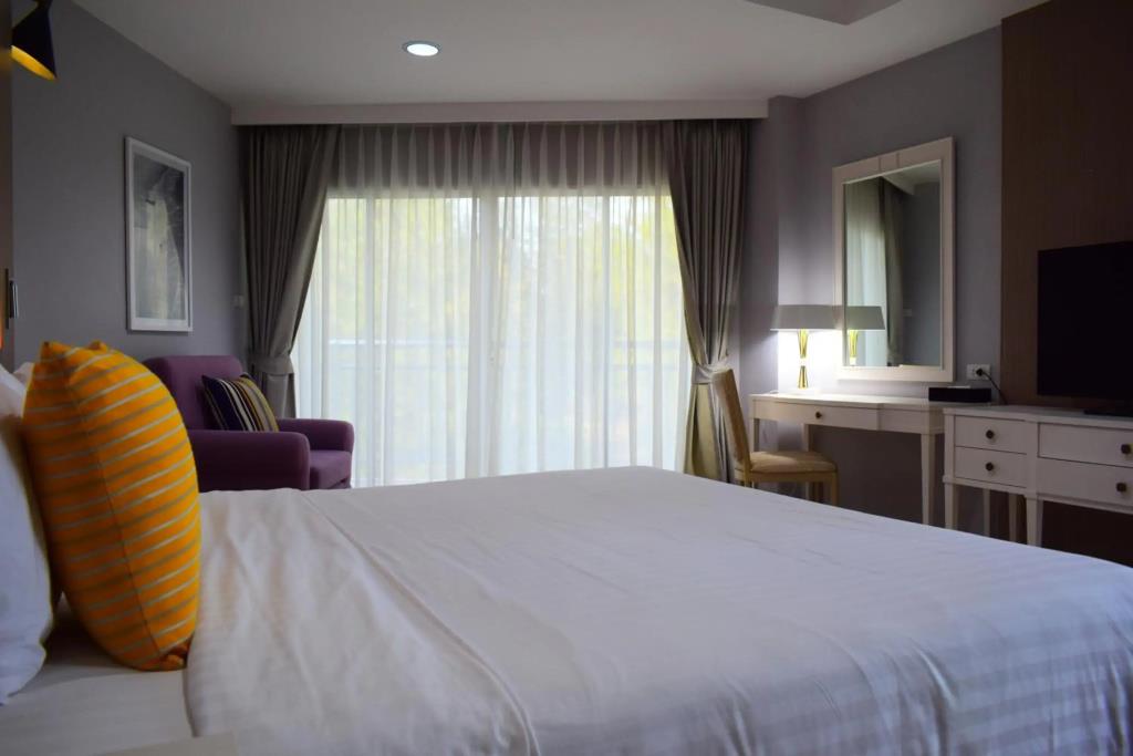 Seapine Beach Golf and Resort Hua Hin 3*