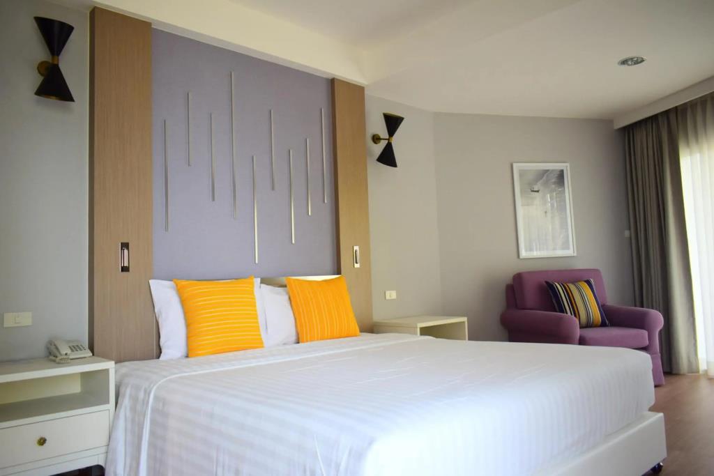 Seapine Beach Golf and Resort Hua Hin 3*