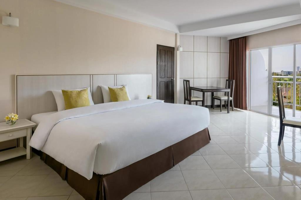 Seapine Beach Golf and Resort Hua Hin 3*