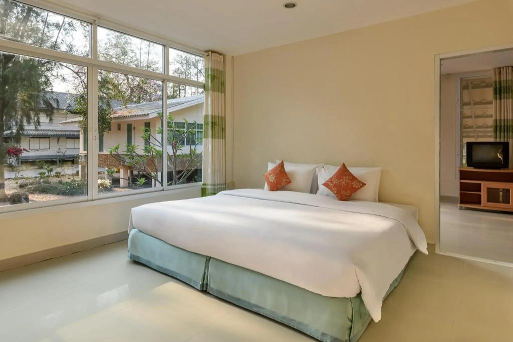 Seapine Beach Golf and Resort Hua Hin 3*