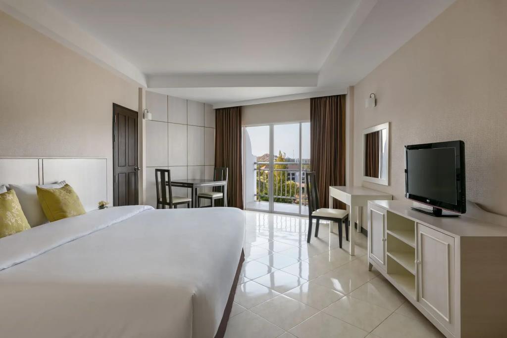 Seapine Beach Golf and Resort Hua Hin 3*