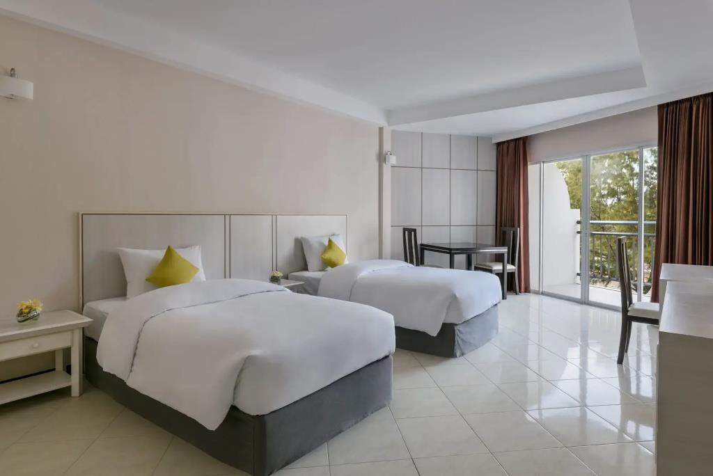 Seapine Beach Golf and Resort Hua Hin 3*