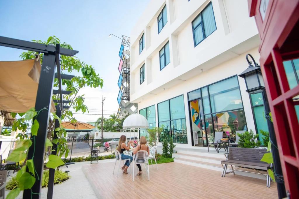 Play Poshtel & Cafe (SHA Certified) 3*