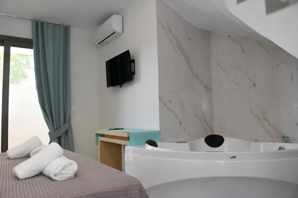 Theano Luxury Suites 0*