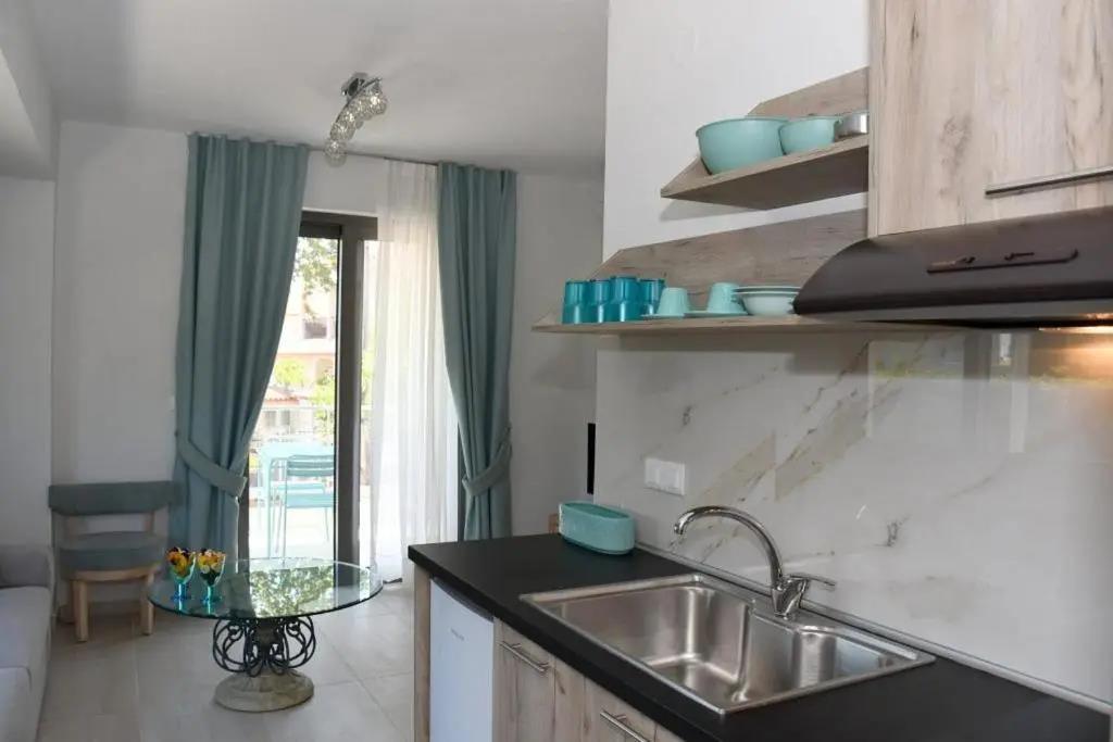 Theano Luxury Suites 0*