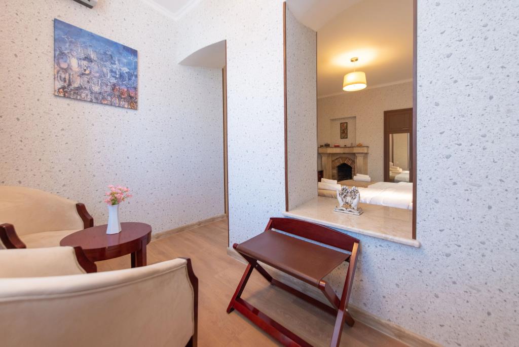 Kraveli Hotel 3*