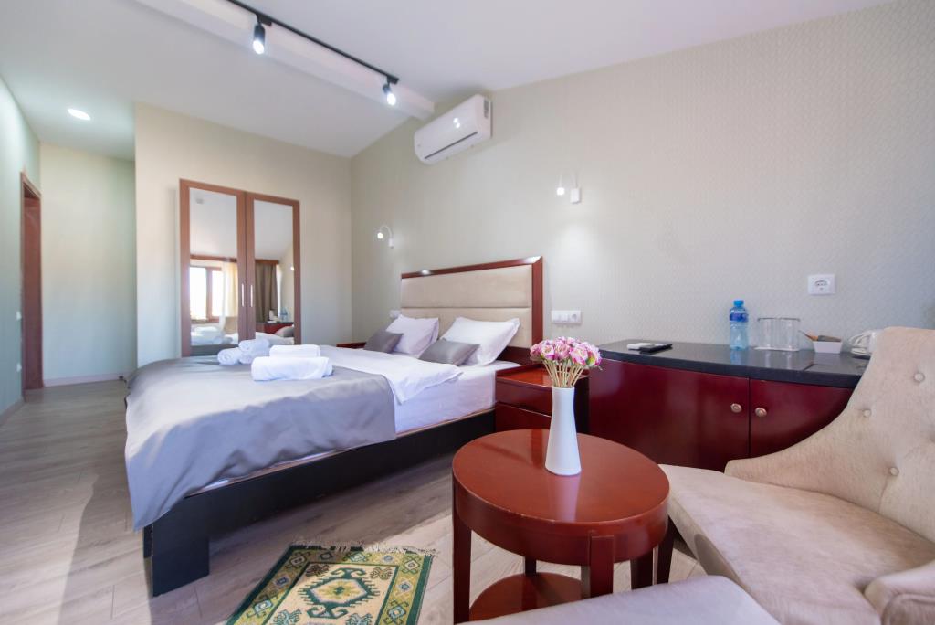 Kraveli Hotel 3*