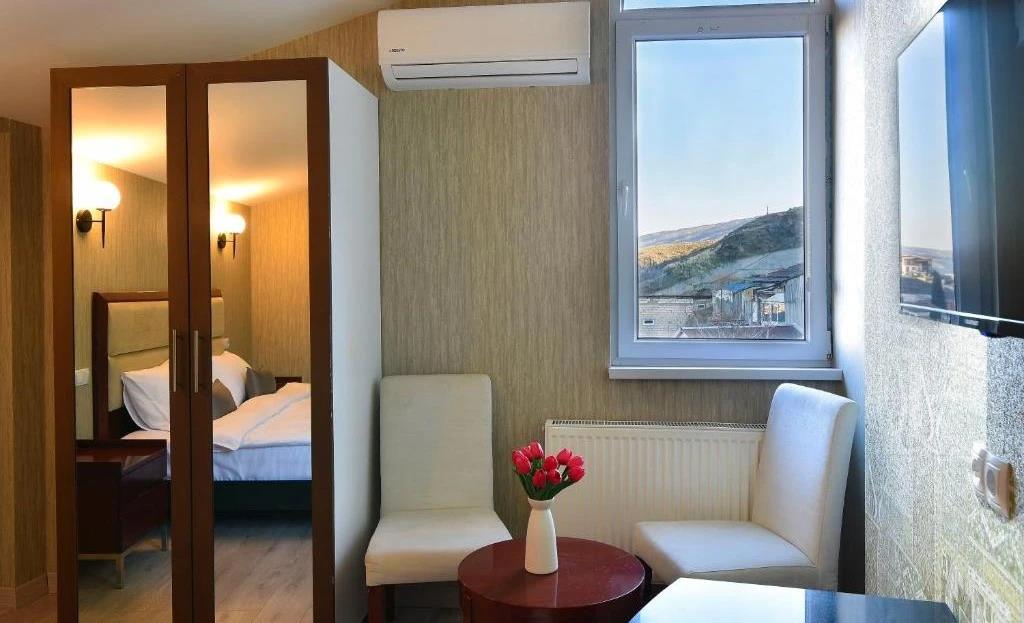Kraveli Hotel 3*