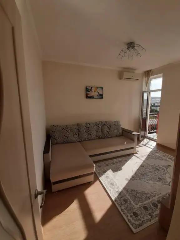 Dvukhkomnatnaya S Vidom Na More i Gory Flat 0*