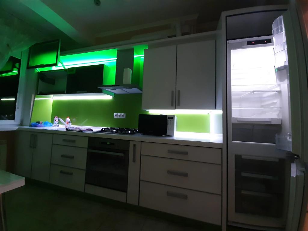 Dvukhkomnatnaya S Vidom Na More i Gory Flat 0*