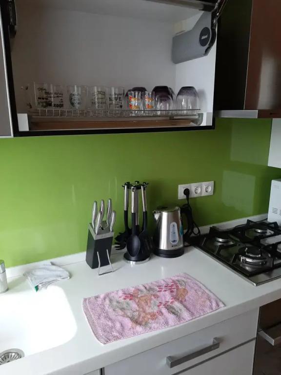 Dvukhkomnatnaya S Vidom Na More i Gory Flat 0*