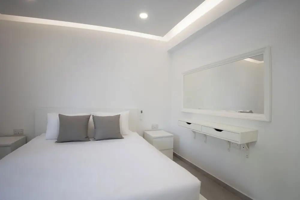 Phaedrus Living Luxury Mackenzie Flat 0*