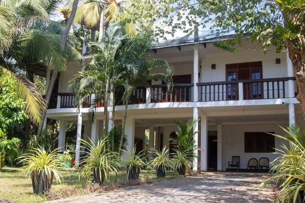 Lake View Homestay 3*