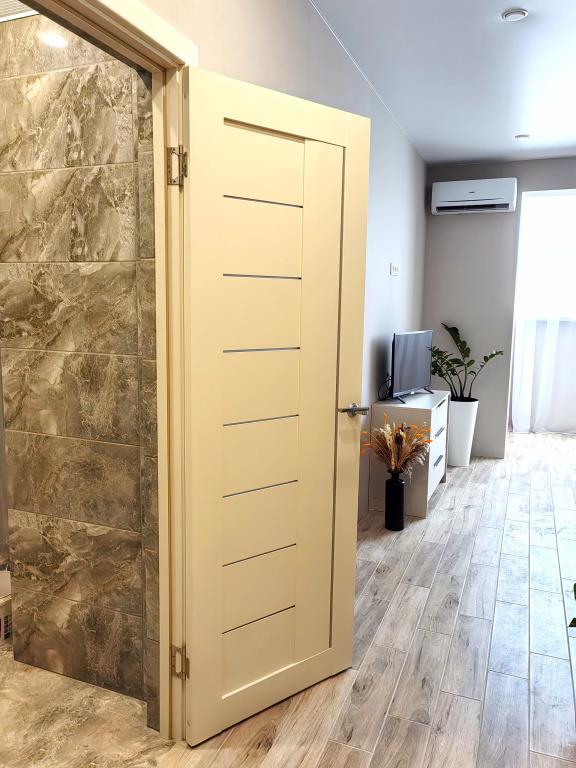Uyutnaya Studiya Flat 0*