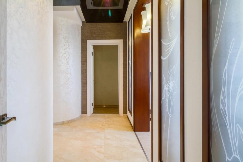 Prekrasnaya 2-kh komnatnaya ryadom s plyazhem Aleksino Flat 0*