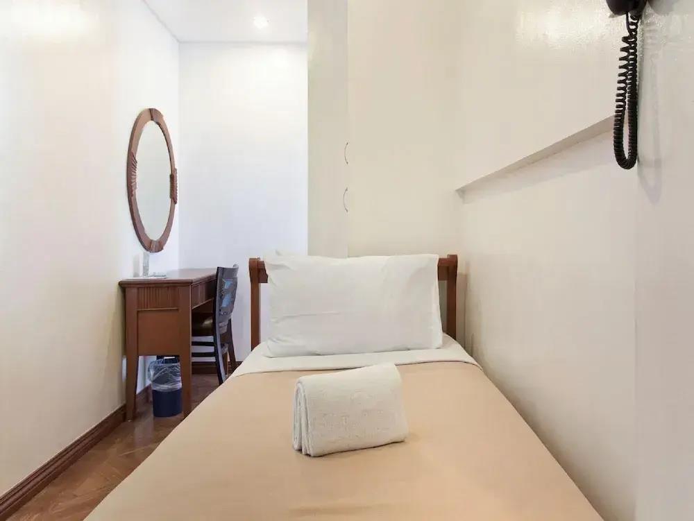 Townhouse OAK Metro Manila Near Osmena Highway PNR Pasay formerly Avitel Hotel 3*