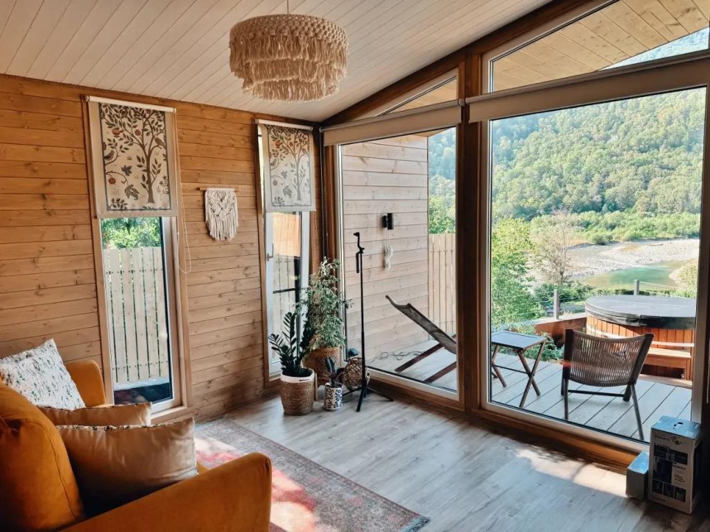 Тishina V Gorah S Goryachey Kupelyyu Na Beregu Zhivopisnoy Reki Private House 0*