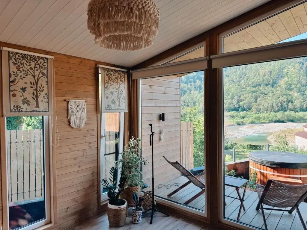 Тishina V Gorah S Goryachey Kupelyyu Na Beregu Zhivopisnoy Reki Private House 0*