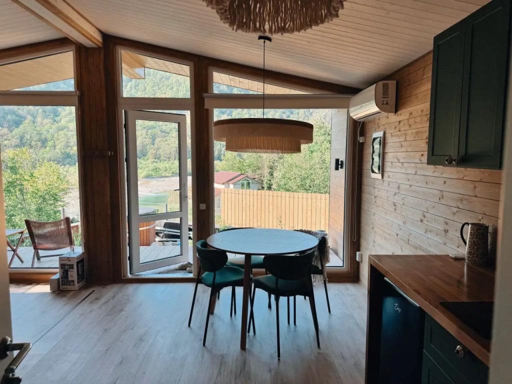 Тishina V Gorah S Goryachey Kupelyyu Na Beregu Zhivopisnoy Reki Private House 0*