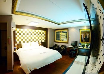 Sugar Hotel 3*