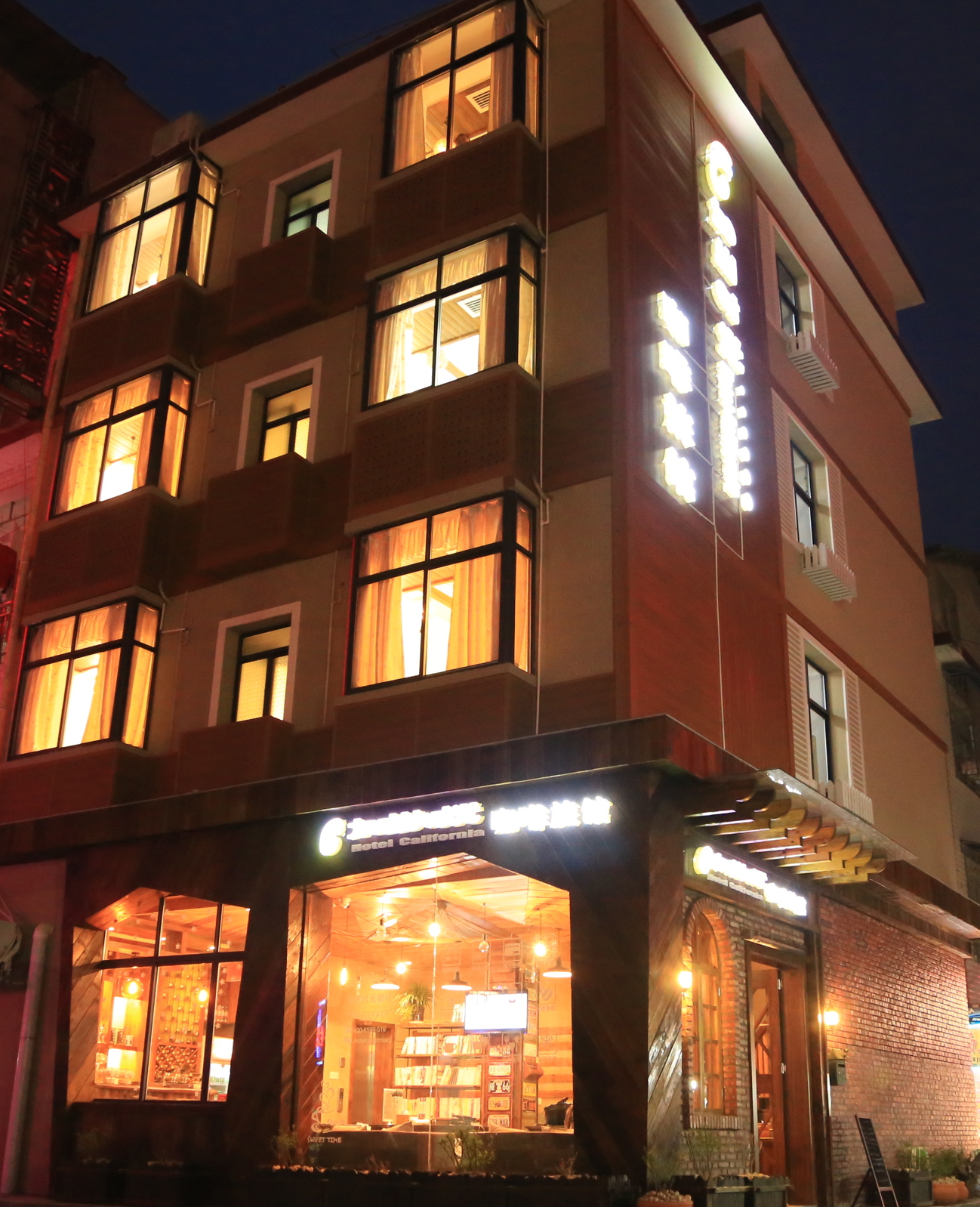 Hotel California 2*