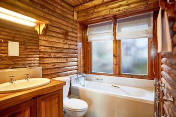 Under Milkwood Resort 4*
