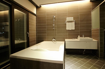 Cs Premier Hotel 4*