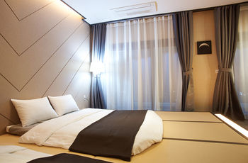 Cs Premier Hotel 4*
