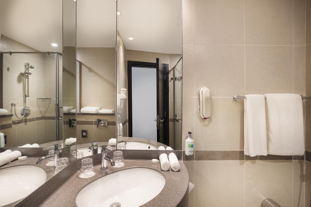 Holiday Inn Express Dubai Safa Park 3*