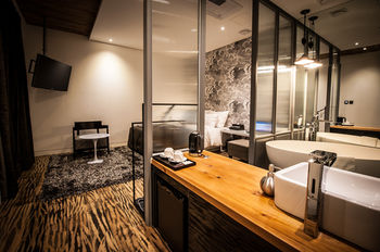 SR Hotel Sadang 3*