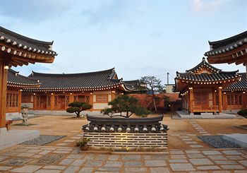 Gyeongju Hwangnamkwan Hanok Hotel 3*