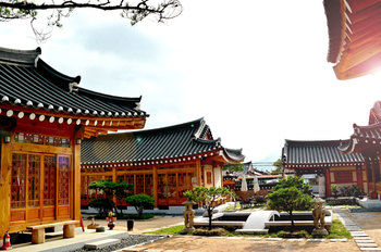 Gyeongju Hwangnamkwan Hanok Hotel 3*