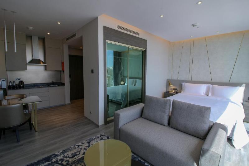 Views Hotel & Residences 5*