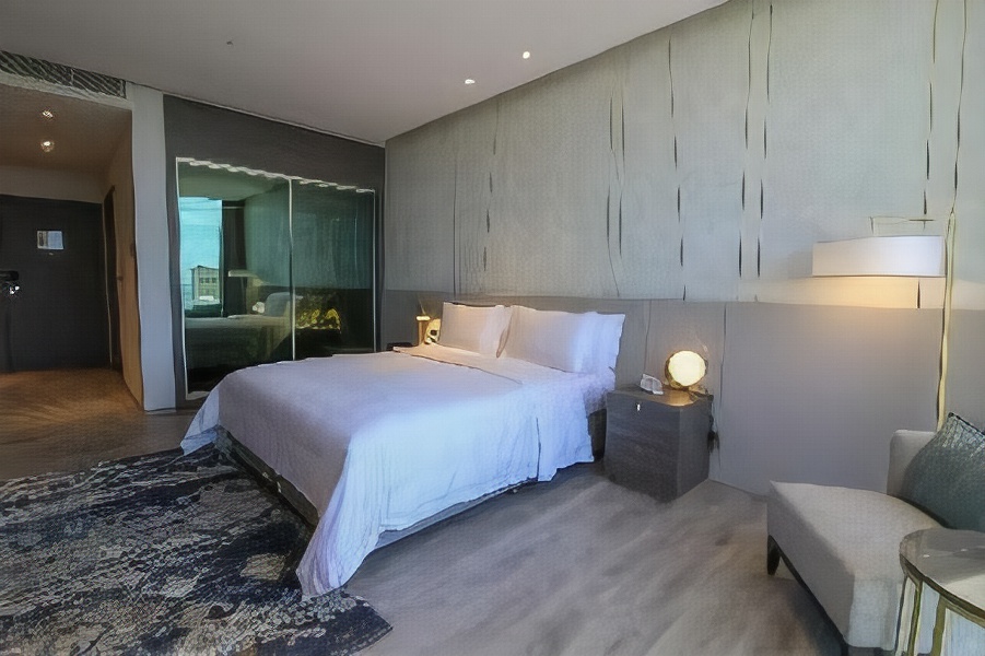 Views Hotel & Residences 5*