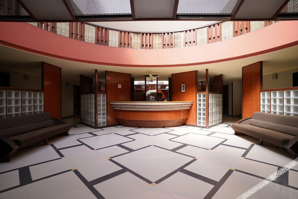 Metropolis Hotel 3*