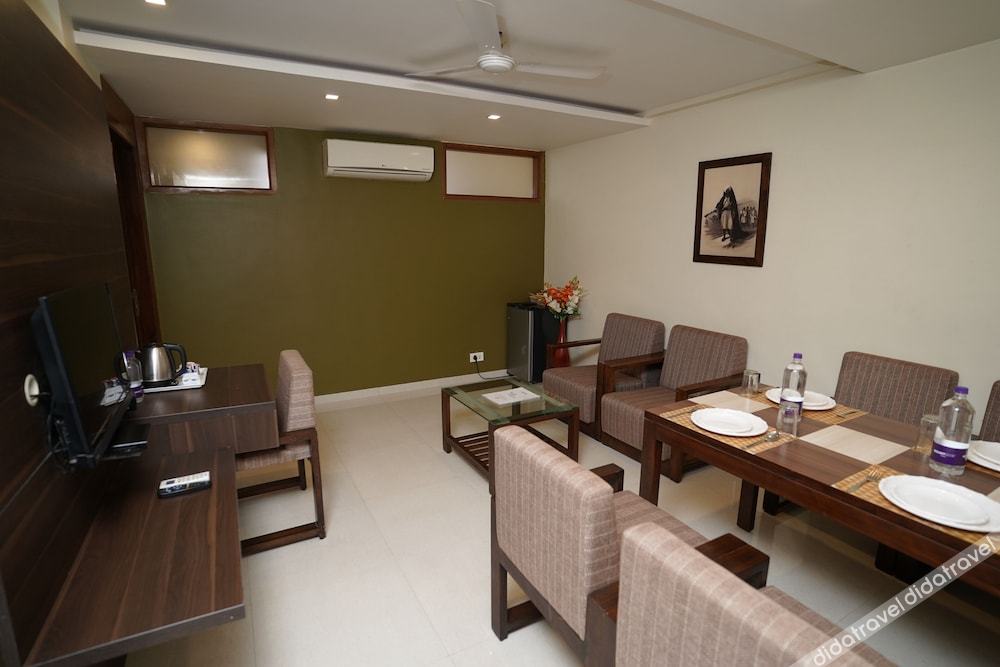 Metropolis Hotel 3*