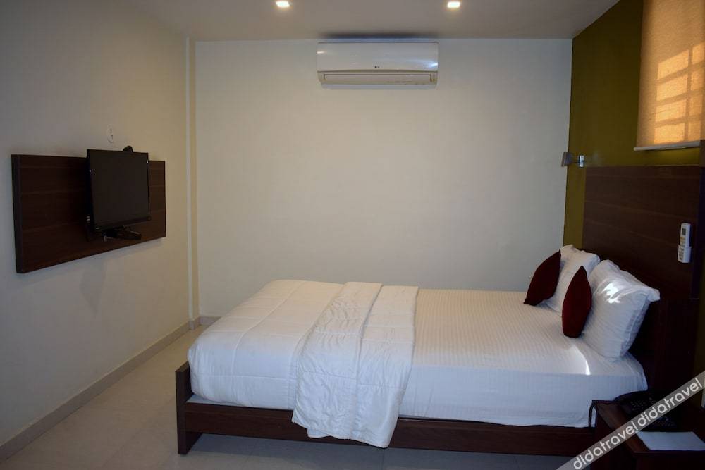 Metropolis Hotel 3*