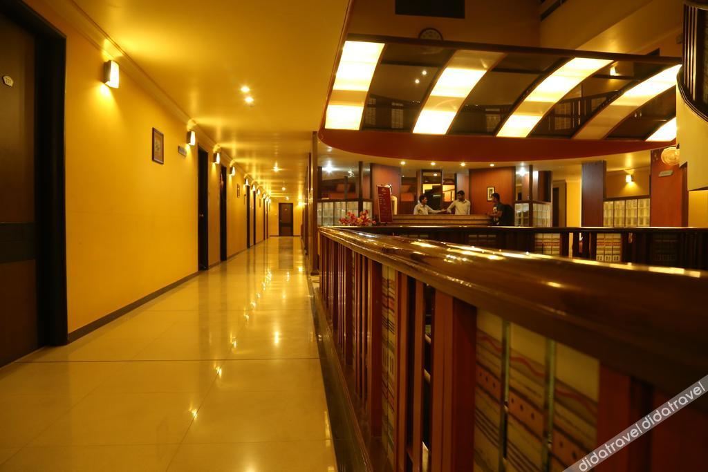 Metropolis Hotel 3*