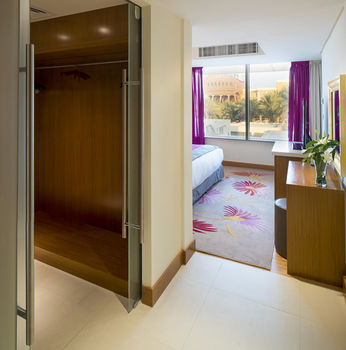 Radisson Blu Hotel, Kuwait 5*