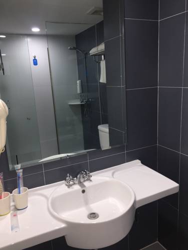HanTing Hotel (Harbin Railway Station South Square Hushi Building) 2*