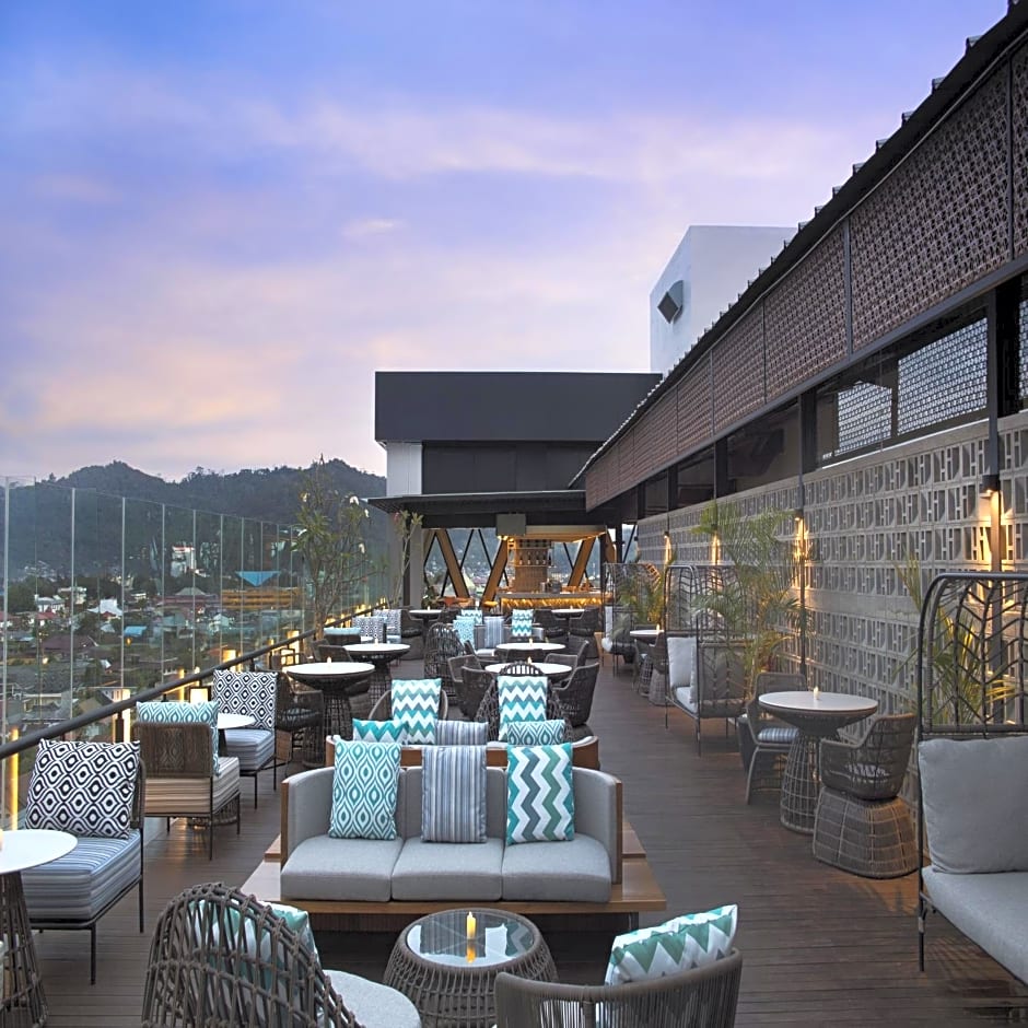 Hotel Santika Premiere Padang 3*