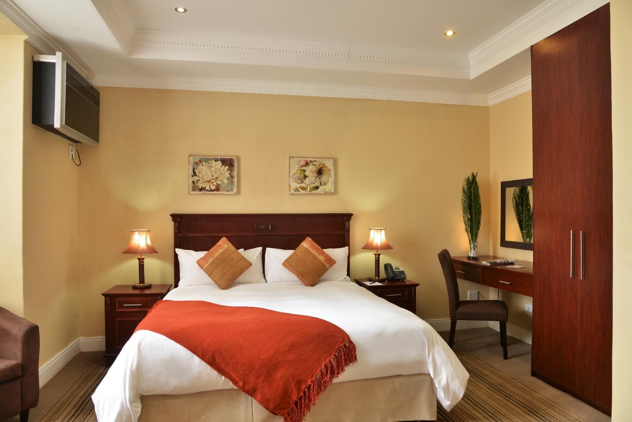 Radisson Hotel and Convention Centre OR Tambo Airport 4*