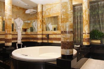 Holiday Inn Kuwait by IHG 4*