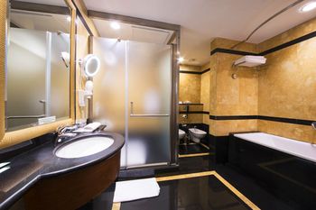 Holiday Inn Kuwait by IHG 4*