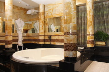 Holiday Inn Kuwait by IHG 4*