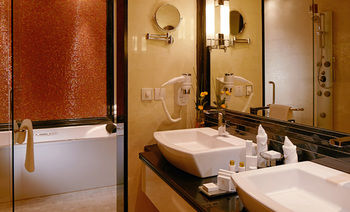 Millennium Hotel and Convention Centre Kuwait 4*