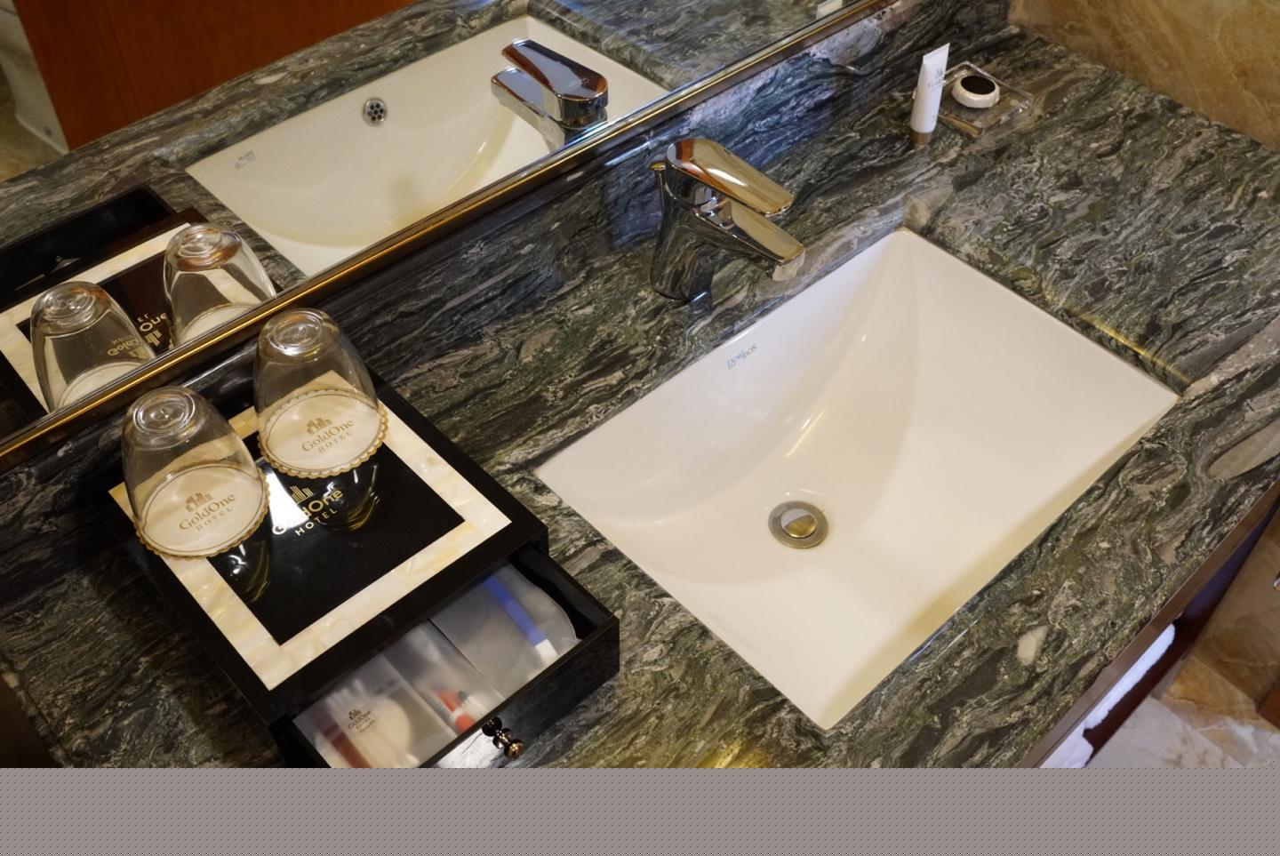GoldOne Hotel & Suites 4*