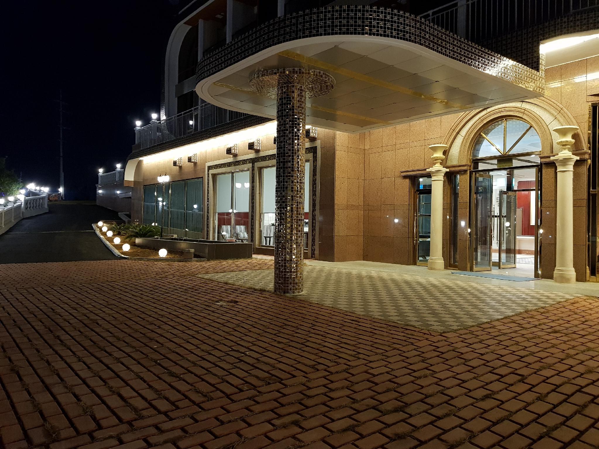 GoldOne Hotel & Suites 4*
